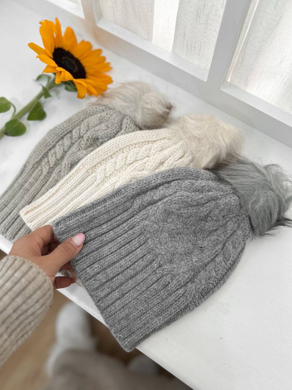 کلاه بافت پوم دار